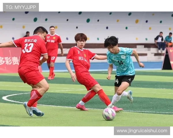 足球明星齐聚一堂热情加油排队瞬间展现团结与激情的精彩画面 足球明星齐聚一堂热情加油排队瞬间展现团结与激情的精彩画面